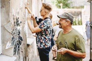 Išskirtinis bendros kūrybos pavyzdys Kaune: Baltojo namo sienas papuošė mistinės gėlės 