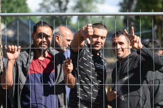 Mečys Laurinkus. Lietuvai tenka rinktis iš dviejų blogybių, o Minsko režimas ištempęs ausis laukia