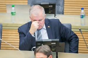 Į Seimą su šunimis ir vaikais? Ministras sulaukė pastabų dėl per dažnų sūnaus vizitų