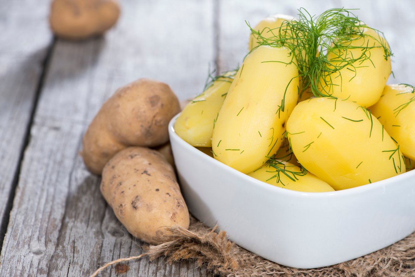 Nepaisant to, kad bulvės yra pačios populiariausios daržovės pasaulyje, ir patiekalai iš jų yra tokie mėgstami, dažnai manoma, kad jas valgyti nėra labai sveika.<br>123rf nuotr.