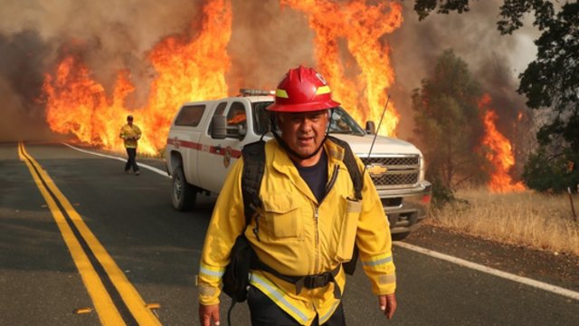 Kaliforniją vis dar siaubia didelio masto gaisrai: dingusiais laikomi bent aštuoni žmonės