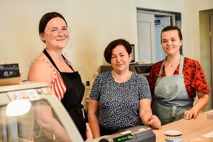 Penkios giminaitės prieš mėnesį Krekenavoje atidarė šeimos restoranėlį – jau patiria klientų antplūdį