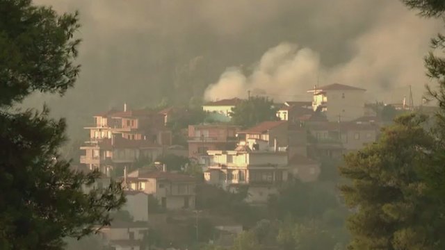 Graikijoje gaisrai pražudė du žmones, šimtai sužeistų, tūkstančiai evakuojami