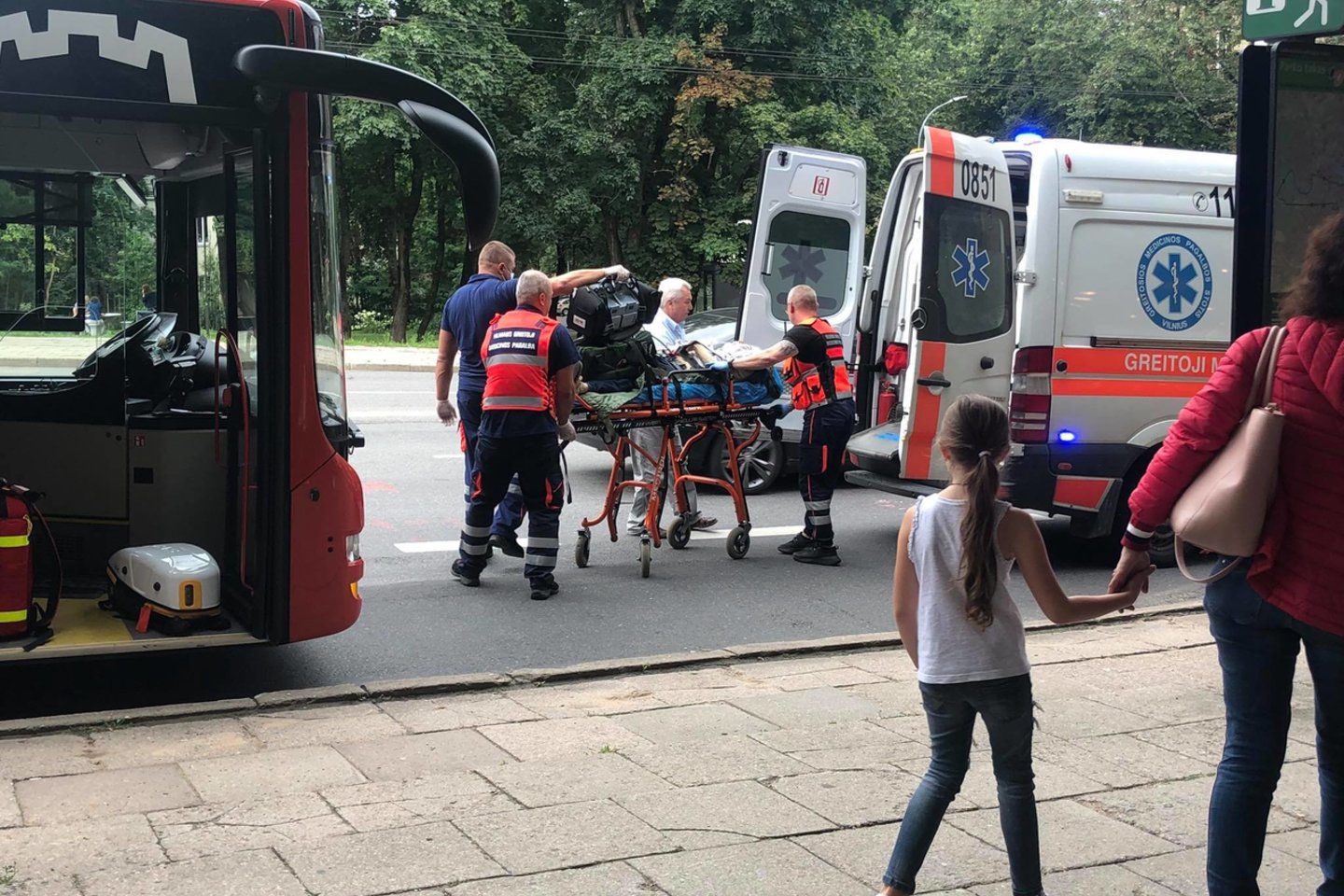 Gelbėjimo operacija sostinės autobuse: keleiviai skubėjo gaivinti sąmonę praradusį vyrą.<br> S. Prašmanto nuotr.
