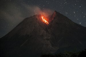 Indonezijoje išsiveržęs Merapio ugnikalnis toliau spjaudo pelenus ir lavą
