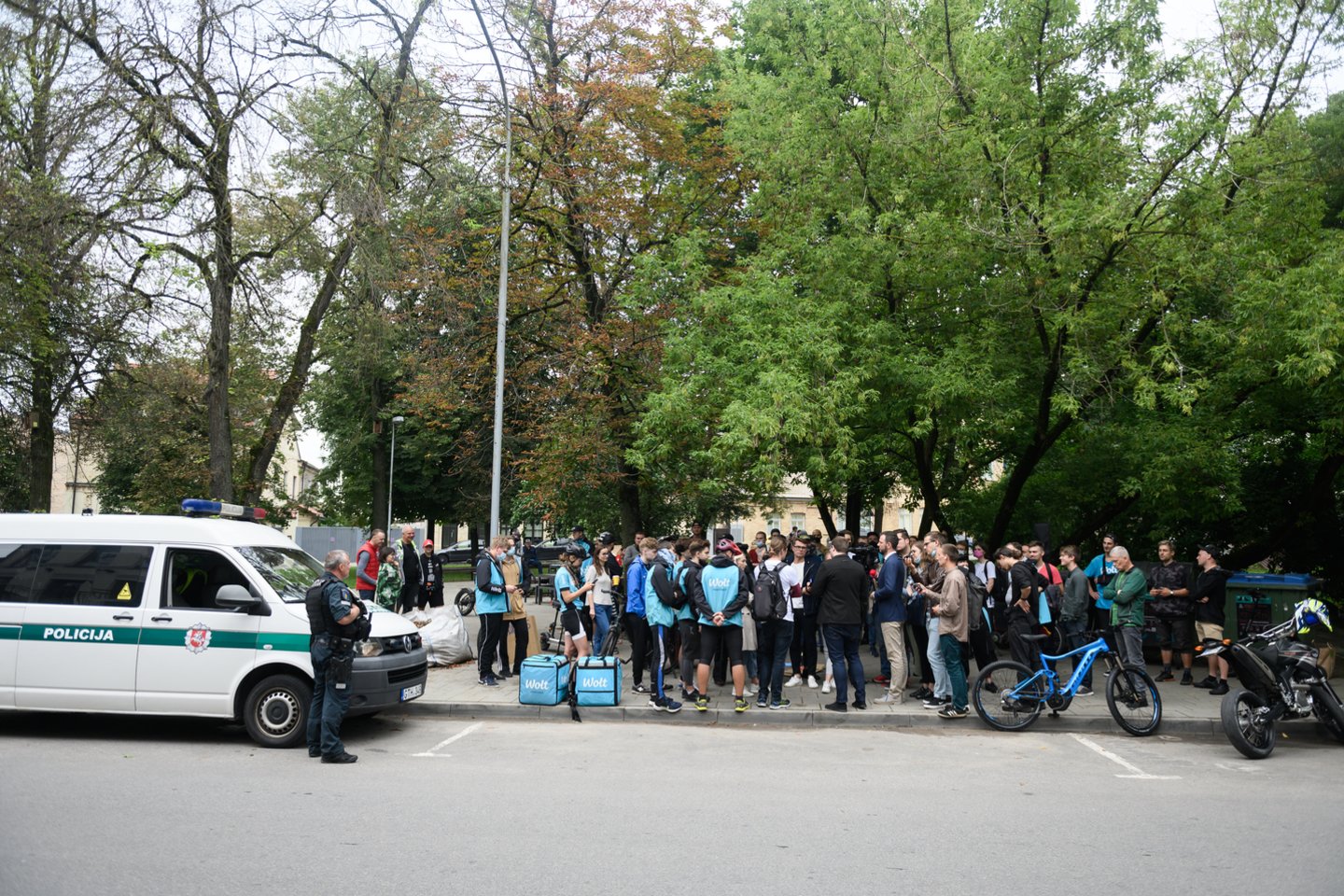 Į protestą pirmadienį Vilniuje susirinkę maisto bei kitų prekių išvežiojimo bendrovės „Wolt“ kurjeriai reikalavo atšaukti naują apmokėjimo modelį.<br>V.Skaraičio nuotr.