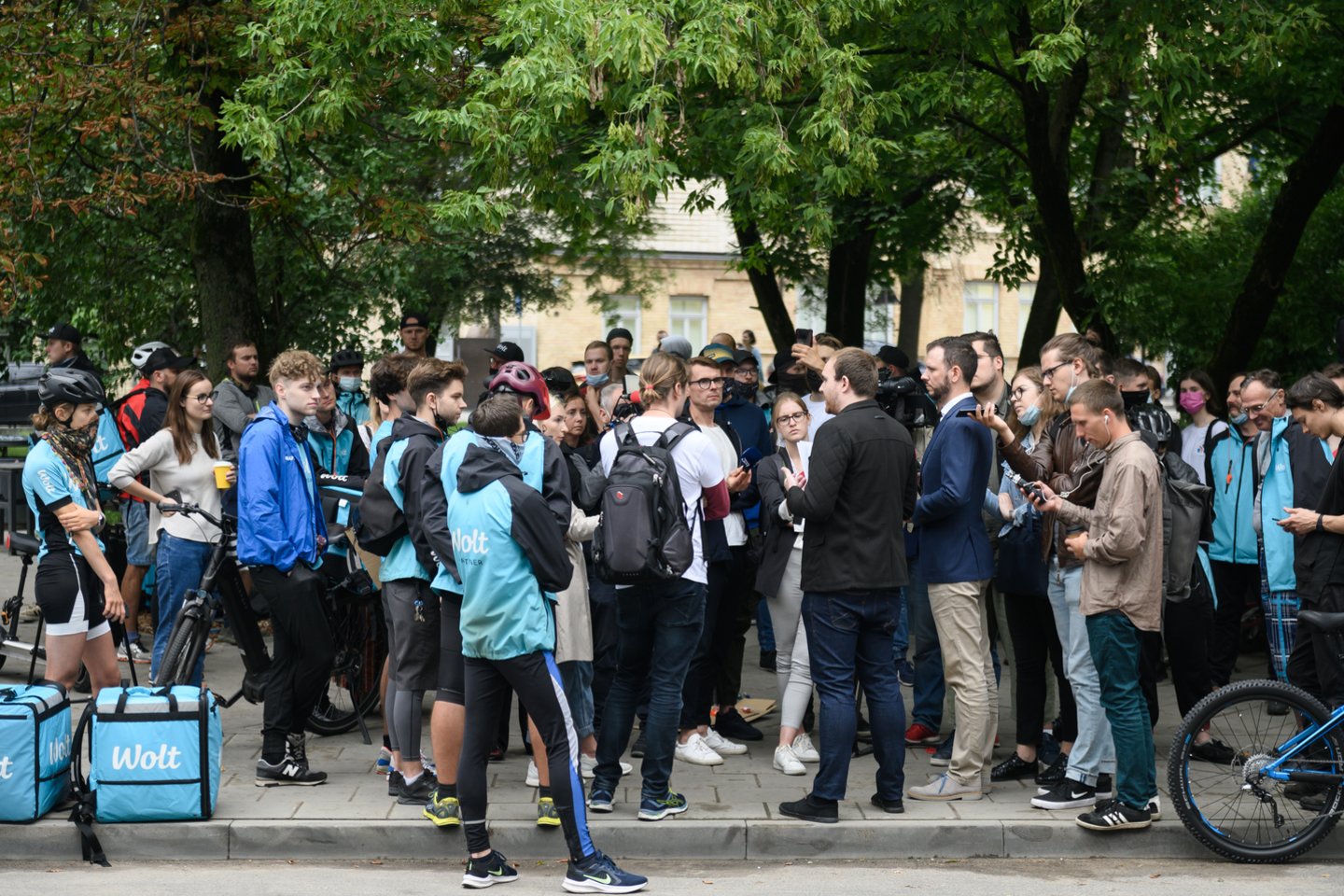 Į protestą pirmadienį Vilniuje susirinkę maisto bei kitų prekių išvežiojimo bendrovės „Wolt“ kurjeriai reikalavo atšaukti naują apmokėjimo modelį.<br>V.Skaraičio nuotr.