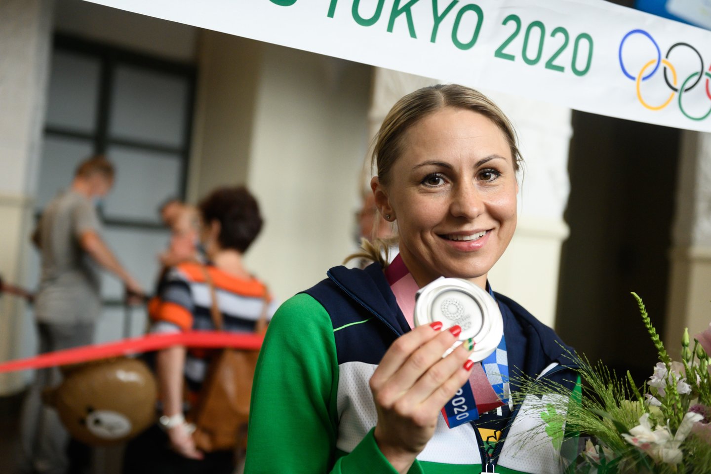 Tokijo olimpinėse žaidynėse sidabrą iškovojusi L.Asadauskaitė-Zadneprovskienė grįžo į Lietuvą.<br>V.Skaraičio nuotr.