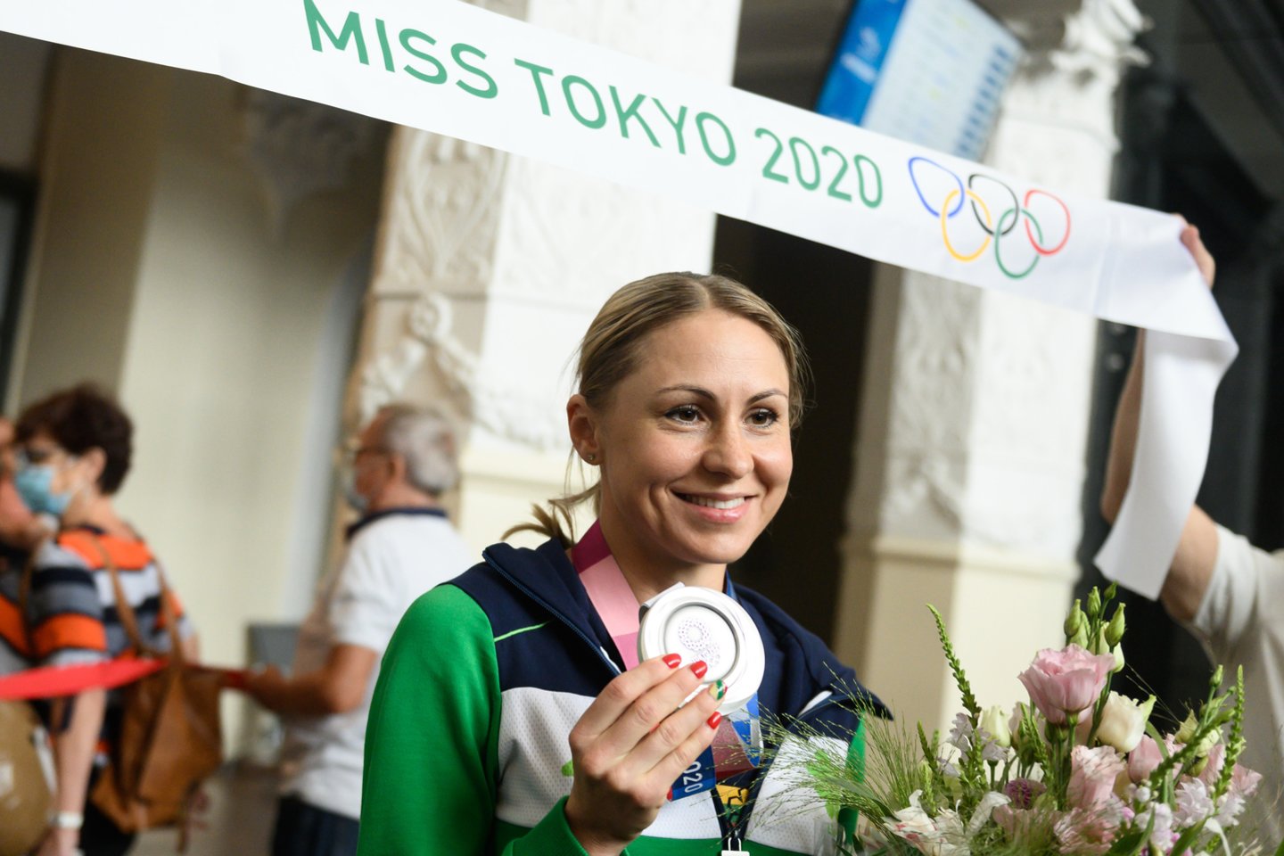 Tokijo olimpinėse žaidynėse sidabrą iškovojusi L.Asadauskaitė-Zadneprovskienė grįžo į Lietuvą.<br>V.Skaraičio nuotr.