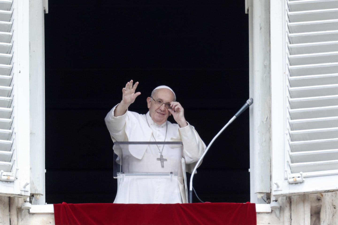  Italijos pašto darbuotojai perėmė popiežiui adresuotą voką su trimis kulkomis.<br> AP/Scanpix nuotr.