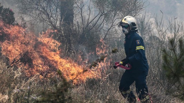 Graikijoje su gaisrais kovojama jau savaitę: evakuota tūkstančiai gyventojų