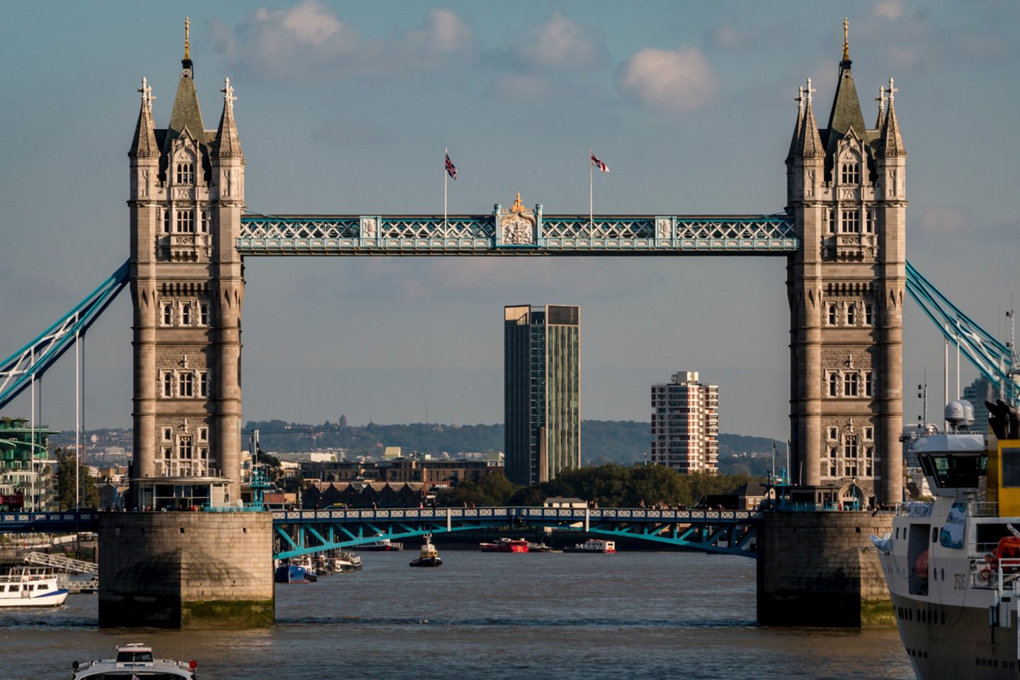 Eismas Londono Tauerio tiltu antradienį ryte buvo atkurtas po ankstesnę dieną įvykusio „techninio rikto“.<br>www.unsplash.com nuotr.
