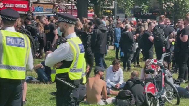 Incidentas šalia buvusios BBC būstinės: protestuojantys prieš skiepus susirėmė su policija