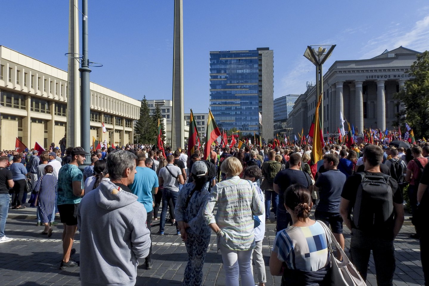 Antradienį pareigūnai turėjo kaip reikiant paplušėti, nes prie Seimo rūmų susirinko keli tūkstančiai protestuotojų.<br>V.Ščiavinsko nuotr.