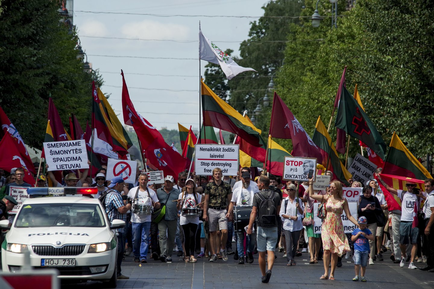 Antradienį pareigūnai turėjo kaip reikiant paplušėti, nes prie Seimo rūmų susirinko keli tūkstančiai protestuotojų.<br>V.Ščiavinsko nuotr.