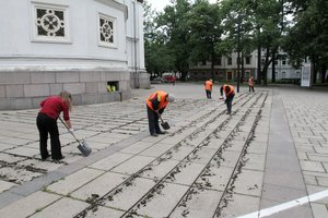 Bedarbių pilna, bet dirbti nėra kam: kaltina darbdavius dėl mažų atlyginimų, o šie – pelną atimančius didžiuosius prekybos centrus