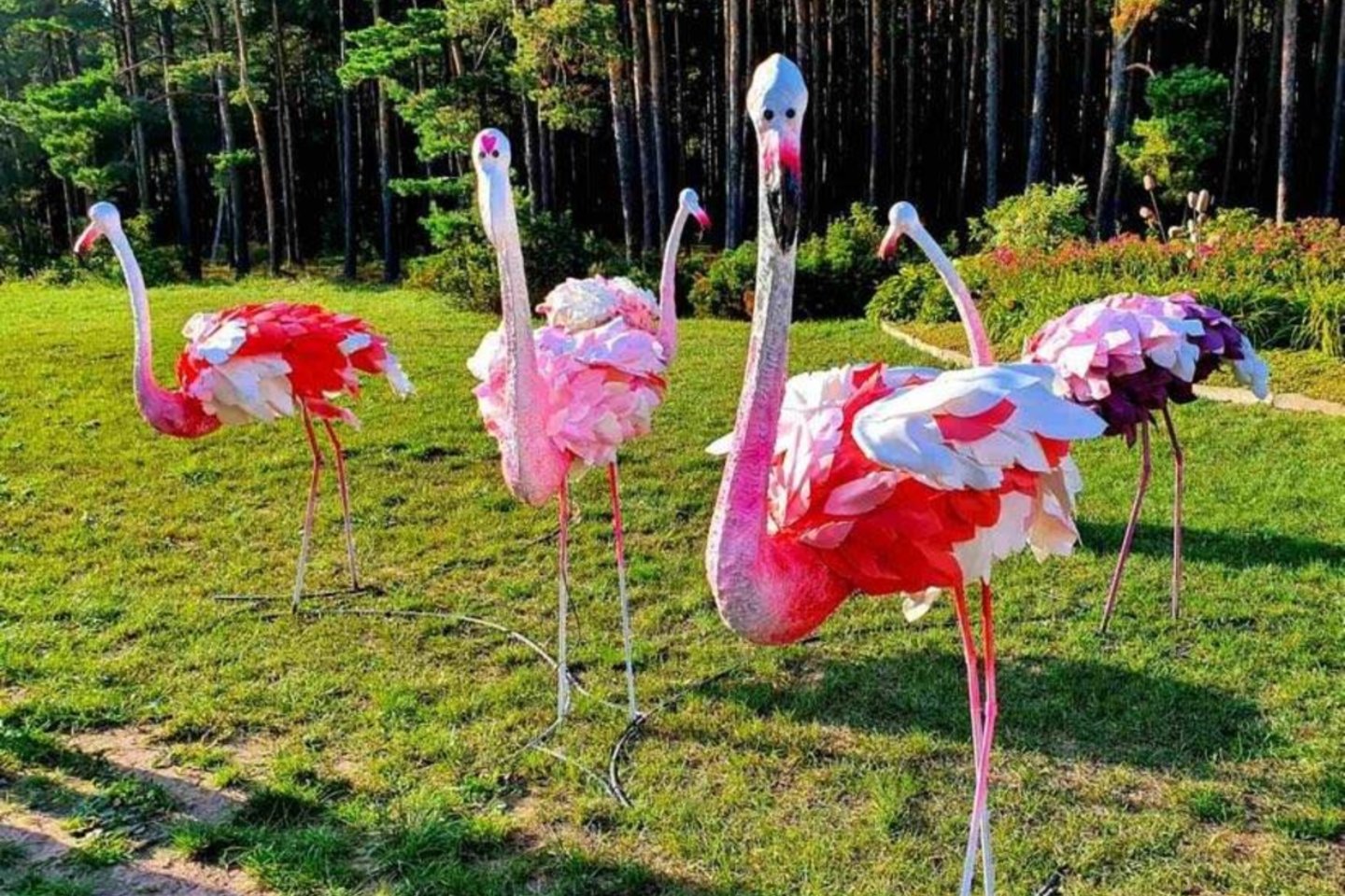 „Svajones nešantys flamingai“ – unikalus vėžiu sergančių vaikų fondo „Mamų unija“ projektas, kuriuo siekiama atkreipti dėmesį į vėžio paliestus vaikus. <br>Pranešimo spaudai nuotr.