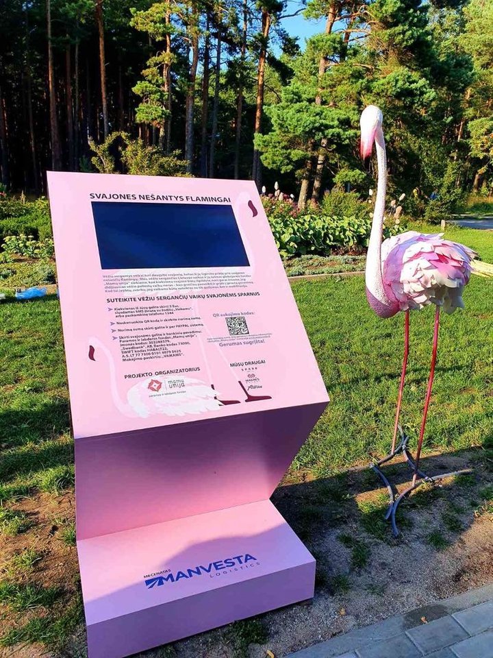 Menininkės Jolantos Šmidtienės ir išmaniųjų sistemų autoriaus Tomo Stasiukaičio sukurti interaktyvūs rožiniai flamingai vaikų lūpomis pasakoja apie vėžiu sergančių vaikų svajones.<br> Pranešimo spaudai nuotr.