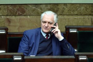 Lenkijos premjerui atleidus vieną savo pavaduotojų, ėmė byrėti valdančioji koalicija