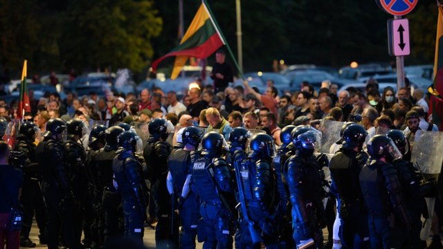 Užfiksuota: į riaušėmis virtusius protestus šalia Seimo susirinko gausios pareigūnų pajėgos