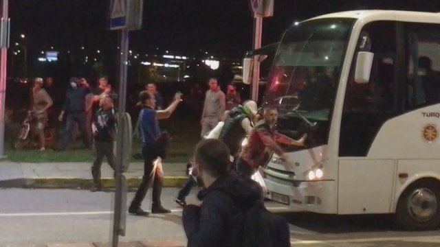 Užfiksavo, kas dėjosi naktį prie Seimo: protestuotojai svaidė akmenis, puolė po autobuso ratais