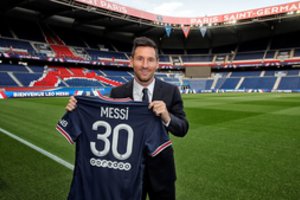 Lionelis Messi apsivilko PSG aprangą su neįprastu numeriu – dėl jo buvo pakeistos Prancūzijos lygos taisyklės