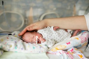 Ligoninėje po gimimo gautos pagalbos ankstukams nepakanka: gelbėti gyvybes padės paaukoti pinigai