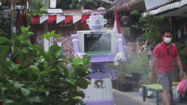 Indonezijoje iš buitinės technikos sukurtas robotas: nešioja maistą besiizoliuojantiems gyventojams
