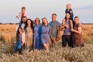 Derlius mažesnis, bet ūkininkai neliūdi: gražiausiame lauke – vakarienė po atviru dangumi