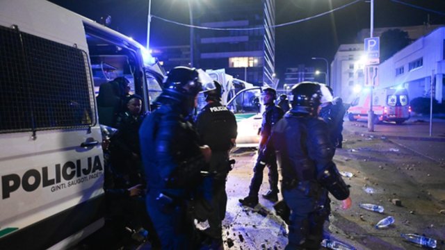 Nerami naktis Vilniuje: sužeista dešimtys pareigūnų, 26 protestuotojai atsidūrė areštinėje