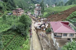 Šiaurės Turkijoje liūtys sukėlė potvynius bei nuošliaužas: dingo žmogus, dar keli nukentėjo