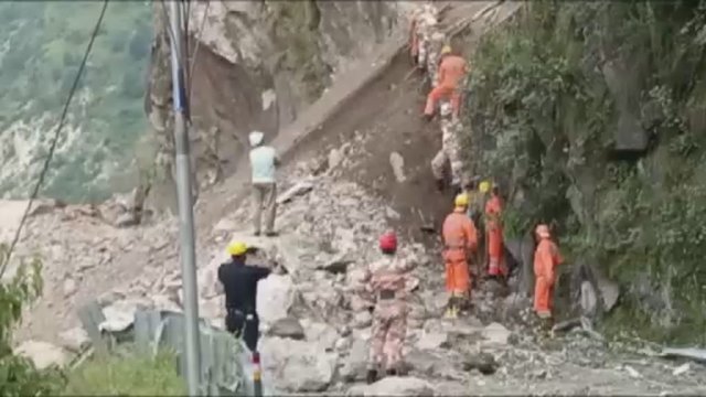 Himalajuose nuslinko žemės nuošliauža: 2 žmonės žuvo, 12 sužeista, kelios dešimtys įstrigę