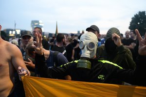 Konstitucija besidengiantiems mitingo dalyviams – teisininko atkirtis: tai ne teisė, o nusikaltimai