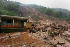 Indijoje nuslinkus nuošliaužai žuvo mažiausiai 10 žmonių: dar 30 gali būti įkalinti po žemėmis