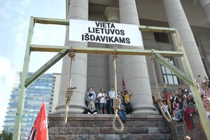 Politikų pakurstytas laužas jau smarkiai apsvilino juos pačius: ko laukti po tūpčiojimo? 