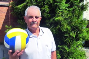 77 m. klaipėdietis pajūryje žaidžia tinklinį: išvaiko tik vėjas