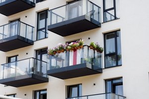 NT pirkėjai pagaliau atsibudo: atsargiau renkasi būstą, tariasi su teisininkais ir laukia iš statytojų dovanų, ypač vienos