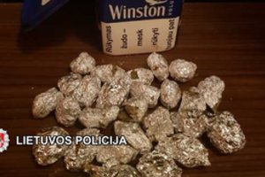 Klaipėdos policija baigė narkotikus platinusios gaujos veiklos tyrimą – buvo sulaikyta 10 įtariamųjų