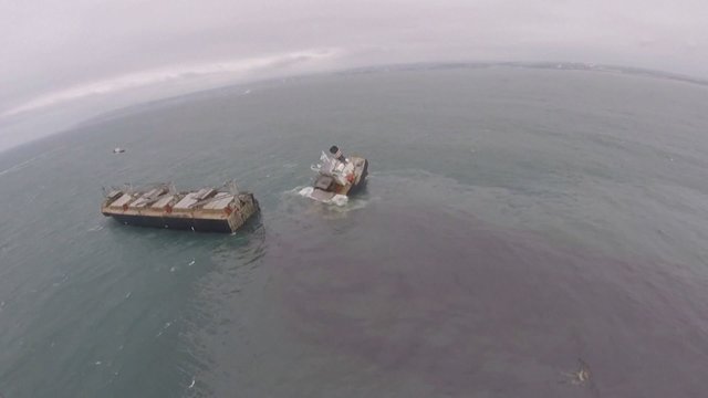 Japonijoje iš įstrigusio laivo išbėgo nafta: nuotekis sukontroliuotas, todėl kranto nepasiekė 