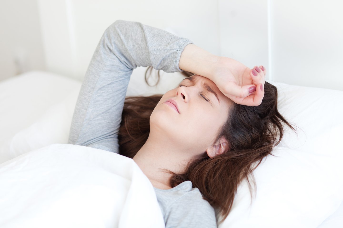 Iš už pirmo žvilgsnio nekaltų galvos skausmų gali slypėti kur kas sudėtingesnė liga – migrena.<br>123rf nuotr.