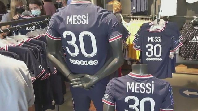 Prancūzijoje nepaisydami kainų gerbėjai šluoja L. Messi marškinėlius