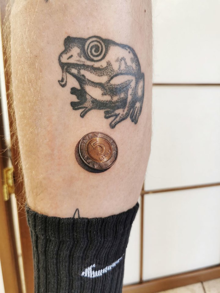 Klaipėdietė tatuiruočių meistrė Gerda Vališinaitė išgarsėjo, kai ištatuiravo drąsią, realistišką, 8 valandų darbo pareikalavusią „Kėdainių konservų“ marinuotų agurkėlių stiklainio tatuiruotę.<br>Asmeninio albumo nuotr.