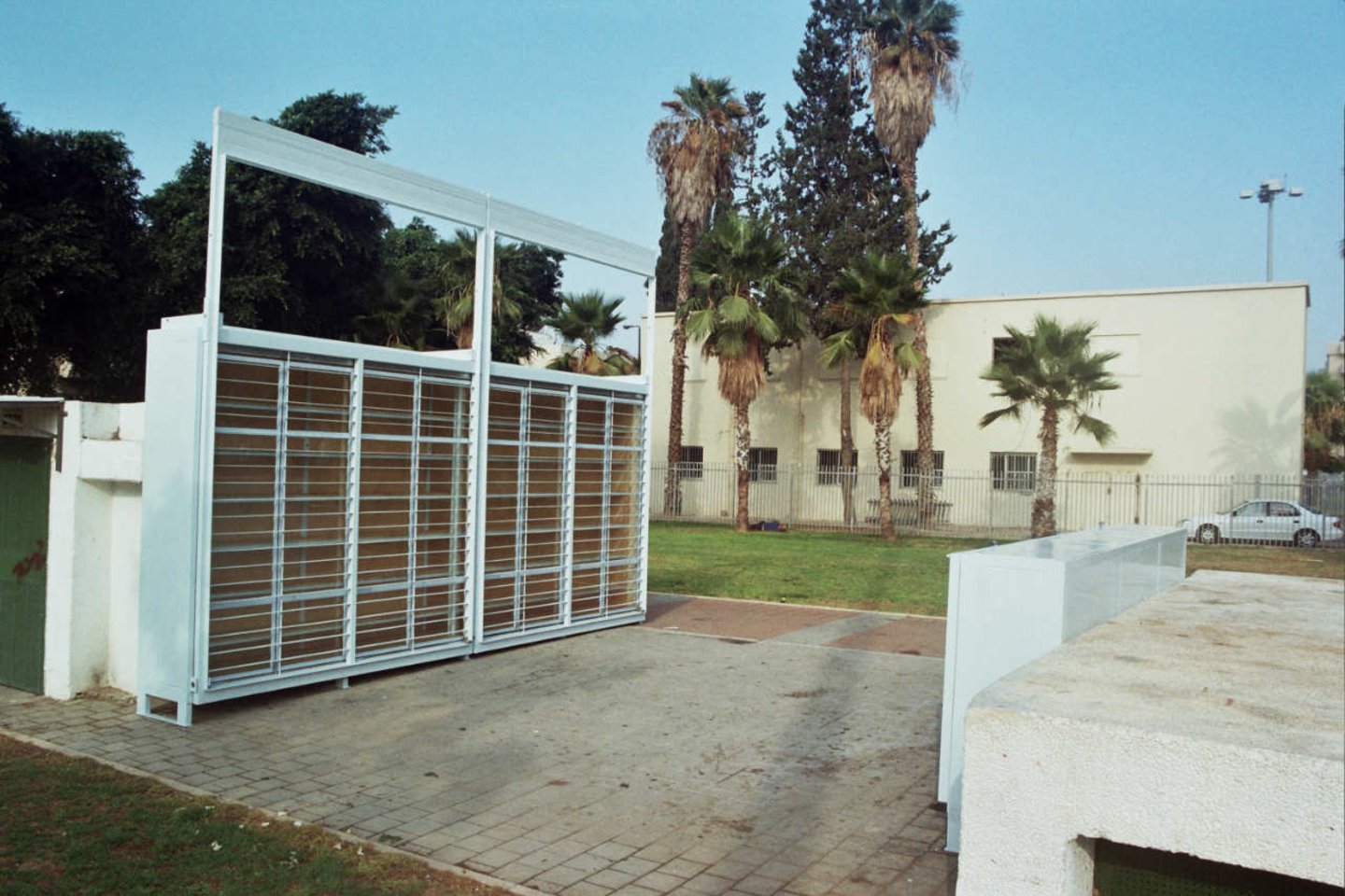 Biblioteka įkurta kaip miesto bendruomenės projektas, veikia Izraelio Tel Avivo viešajame parke, kur savaitgaliais renkasi darbuotojai migrantai.<br>Y. Meiri / archdaily.com nuotr.