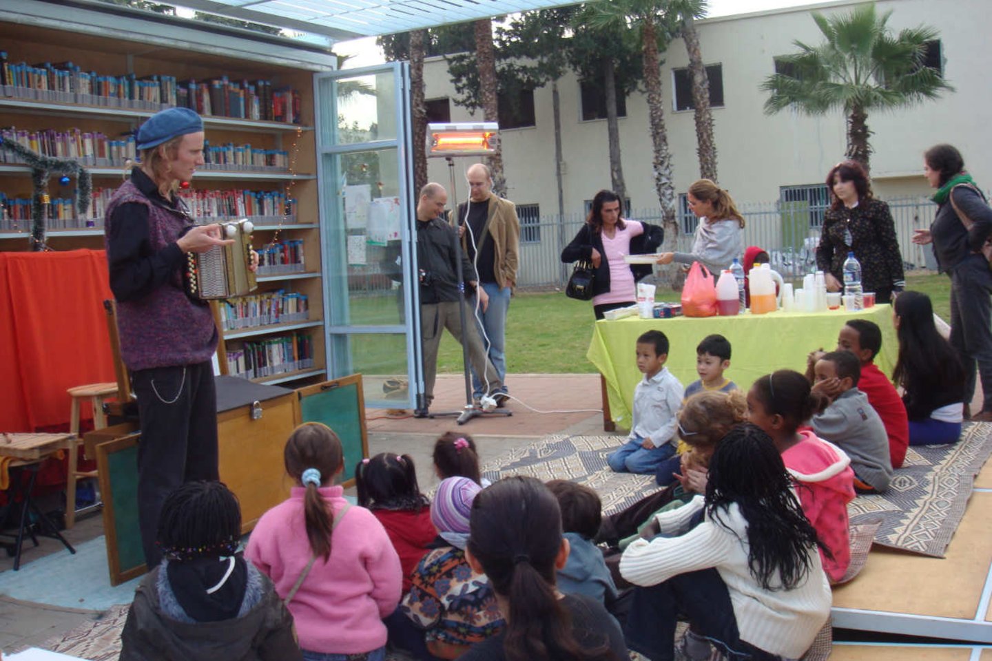 Biblioteka įkurta kaip miesto bendruomenės projektas, veikia Izraelio Tel Avivo viešajame parke, kur savaitgaliais renkasi darbuotojai migrantai.<br>Y. Meiri / archdaily.com nuotr.