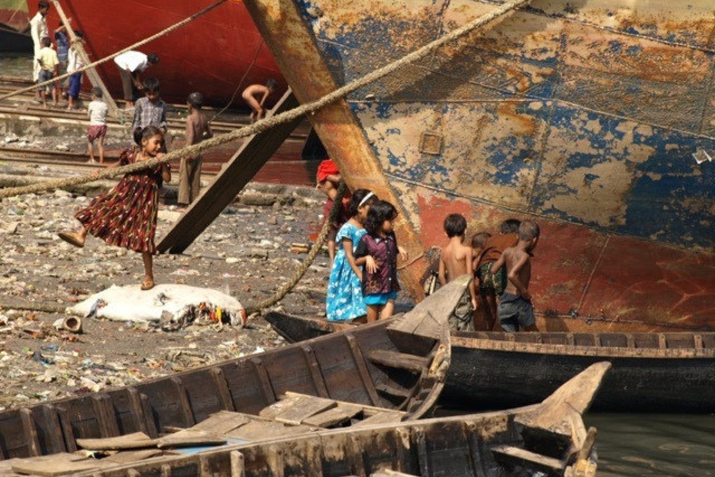 Reaguodama į kylantį jūros lygį Bangladeše, dėl ko namų netenka tūkstančiai žmonių, pelno nesiekianti organizacija „Shidhulai Swanirvar Sangstha“ perkelia mokyklas ir bendruomenės centrus į tradicines valtis.<br>Joseph A Ferris III / archdaily.com nuotr.