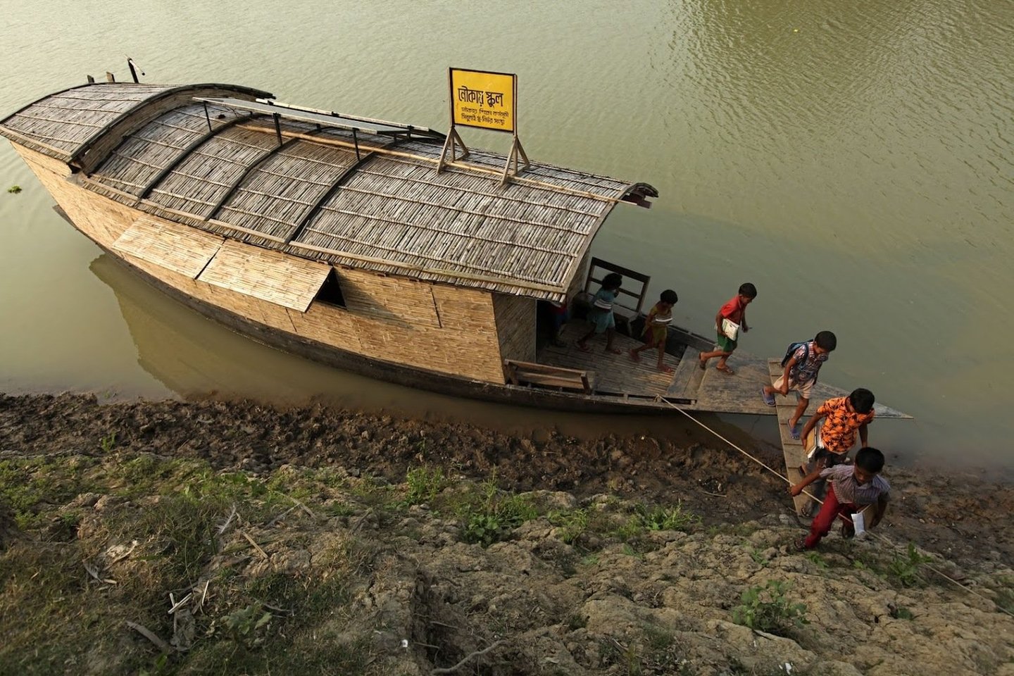 Reaguodama į kylantį jūros lygį Bangladeše, dėl ko namų netenka tūkstančiai žmonių, pelno nesiekianti organizacija „Shidhulai Swanirvar Sangstha“ perkelia mokyklas ir bendruomenės centrus į tradicines valtis.<br>Shidhulai Swanirvar Sangstha / archdaily.com nuotr.