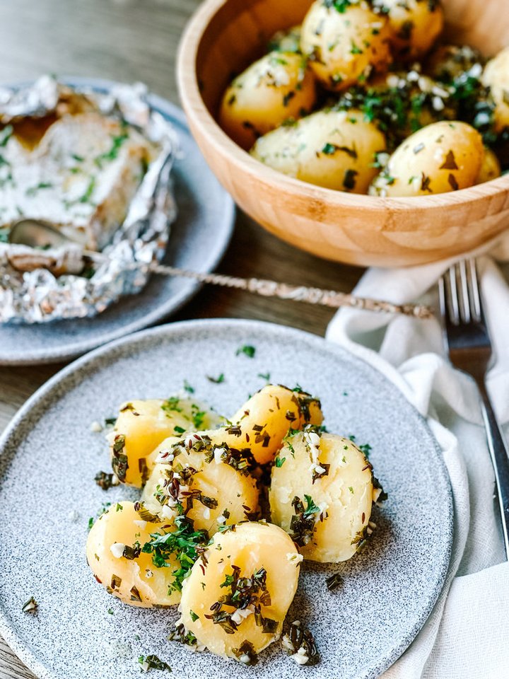 Grilyje keptos bulvytės su sviestu, žolelėmis ir sūriu.<br>A.Kuzmarskės nuotr.