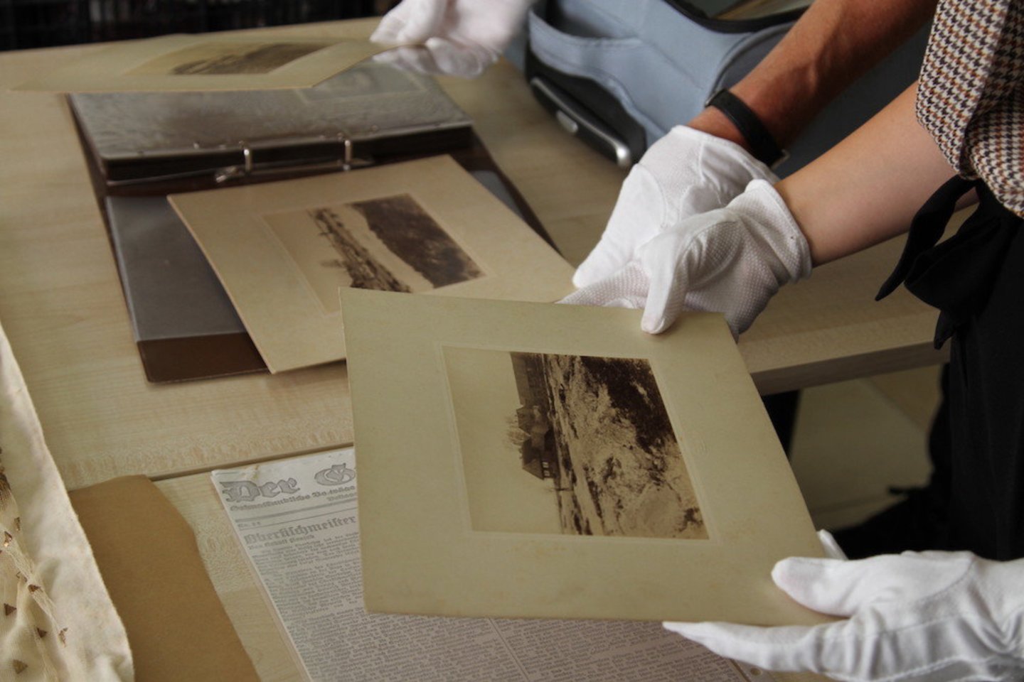 Tilmanas Kroekeris muziejui padovanojo išsaugotus dokumentus, nuotraukas ir karalienės Luizės suknelės skiautes.<br>L.Giedraitytės nuotr. 