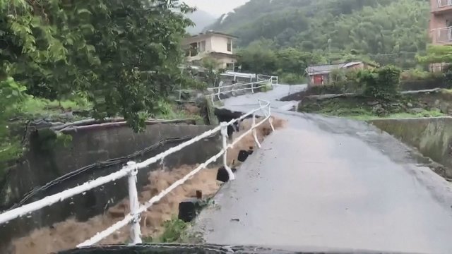 Japonijoje toliau siautėja liūtys: potvyniai skandina gatves, užtvankos perpildytos