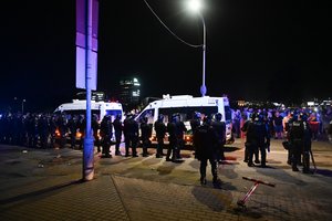Trylikai paleistų įtariamųjų riaušių byloje prokuratūra skyrė pasižadėjimus neišvykti